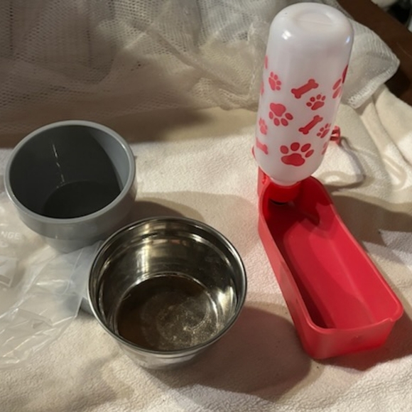 Water bottle and feeding bowls - Picture 2 of 5